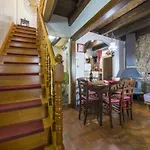 House Lana Nyaraló *